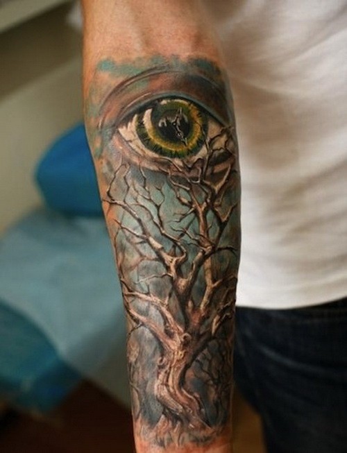 手臂奇妙的彩色树与眼睛和蓝色背景纹身图案