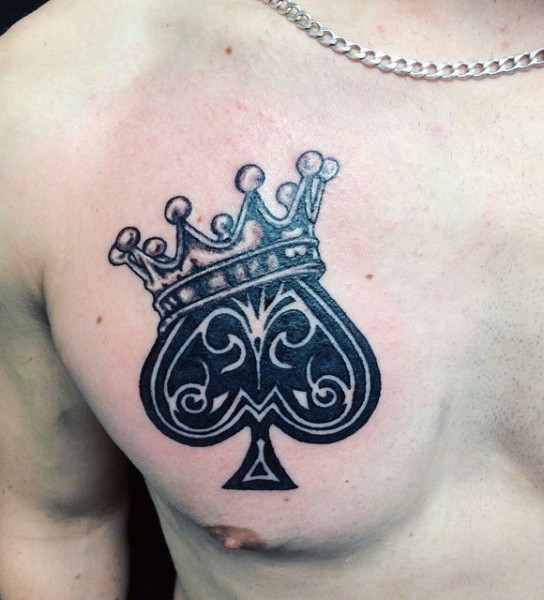胸部小黑符号和皇冠纹身图案