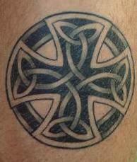 凯尔特结的十字架纹身图案