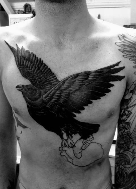 胸部黑色乌鸦与线条心脏纹身图案