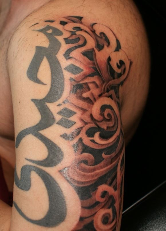 大臂简单的黑色印度教符号纹身图案
