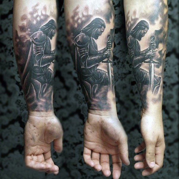 手臂中世纪黑灰祈祷武士纹身图案