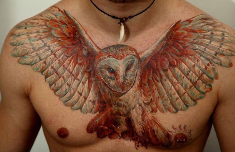 男子胸部可爱的猫头鹰纹身图案