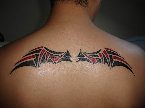 背部黑色和红色翅膀纹身图案
