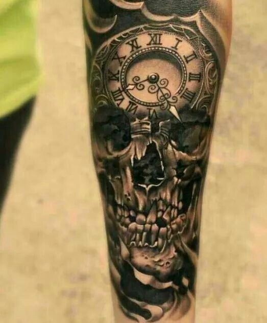 小臂黑色骷髅与老式时钟纹身图案