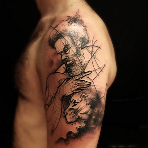 大臂雕刻风格黑色男性与狮子纹身图案