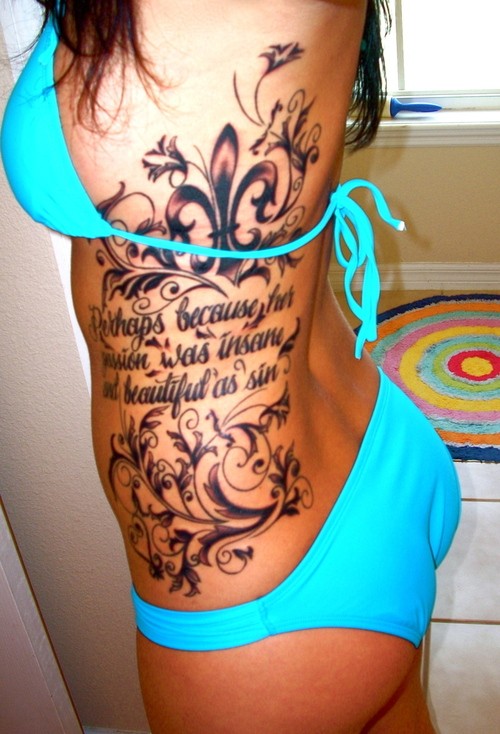 可爱的黑色百合花纹章与字母侧肋纹身图案