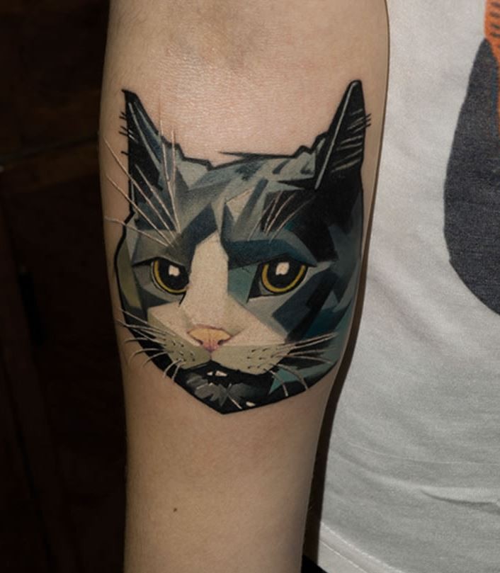 手臂彩色猫的头部纹身图案
