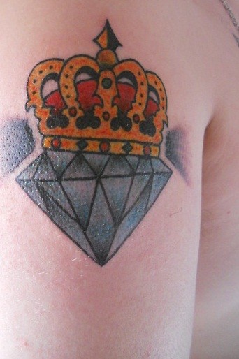蓝色钻石和黄色王冠纹身图案
