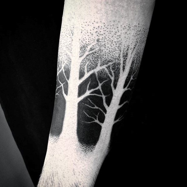 黑白点刺光秃秃的树木纹身图案