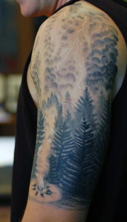 大臂壮丽的黑白闪电与森林纹身图案