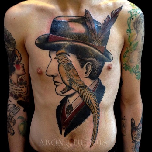 胸部超现实主义风格的彩色人像与鹦鹉纹身图案