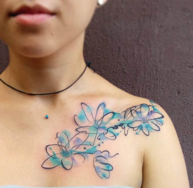 肩部奇妙的蓝色和紫色水彩花朵纹身图案