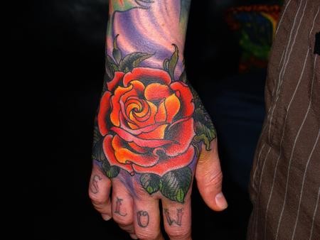 手背简单的彩色大玫瑰纹身图案