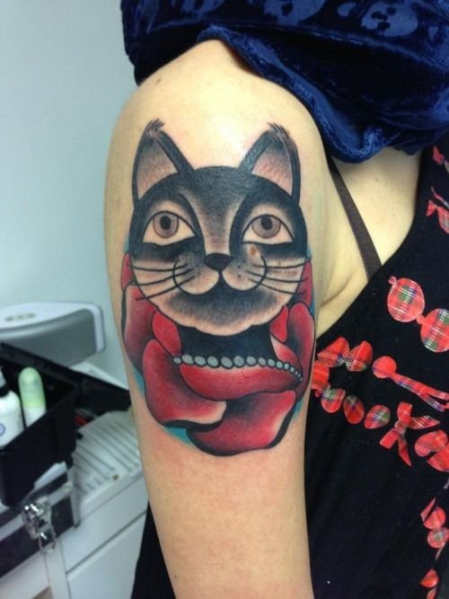 黑猫与红玫瑰大臂纹身图案
