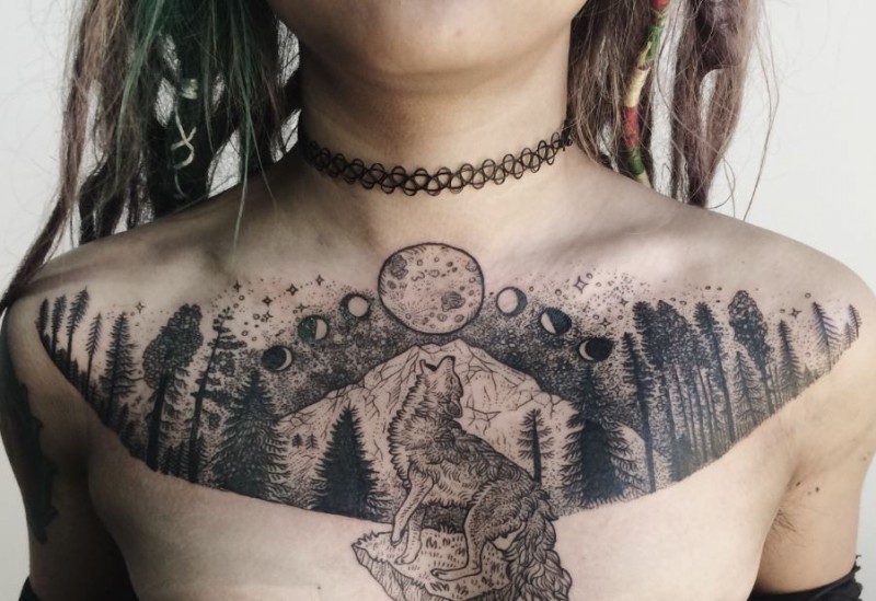 胸部夜间森林与狼和行星纹身图案