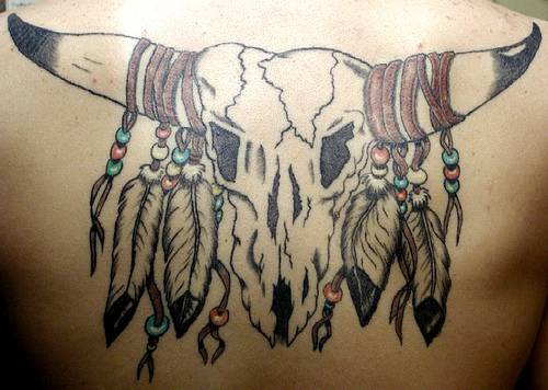 有羽毛装饰的公牛头骨纹身图案