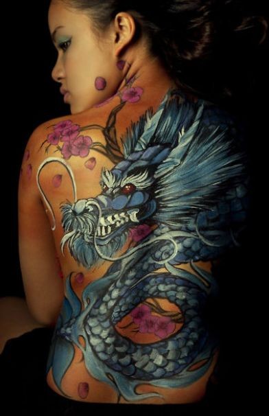 背部大面积蓝色龙和日本樱花纹身图案