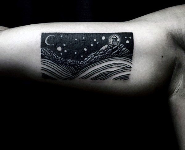 大臂内侧黑色的山区和月亮灯塔纹身图案