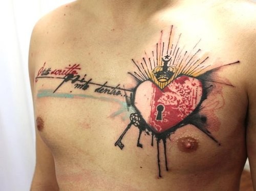 胸部彩色心形缩和钥匙纹身图案
