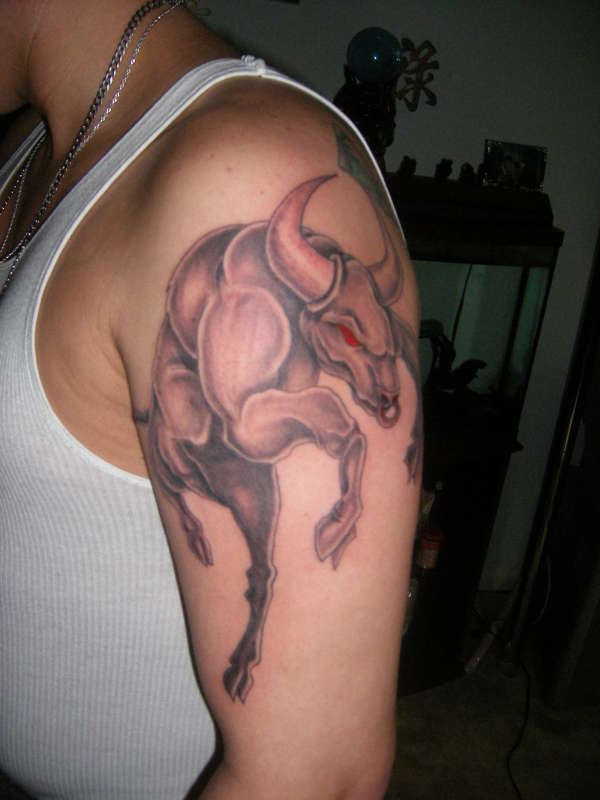 结实的红眼睛公牛大臂纹身图案