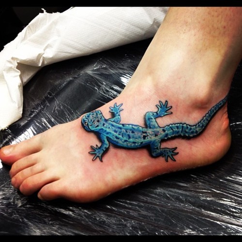 漂亮的蓝色壁虎脚背纹身图案