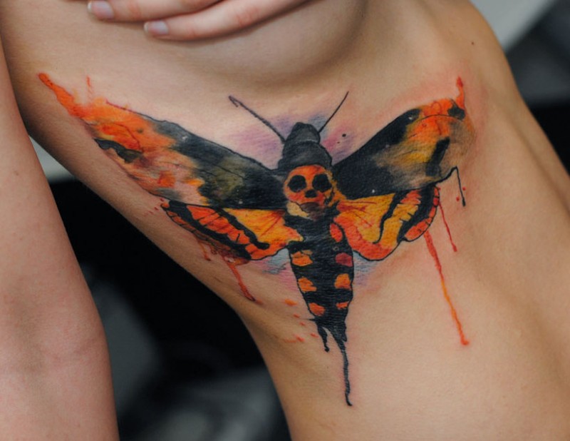 侧肋水彩骷髅蝴蝶纹身图案