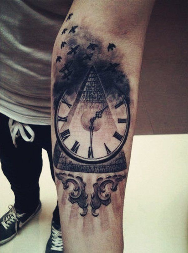 手臂神秘的黑色金字塔与时钟纹身图案
