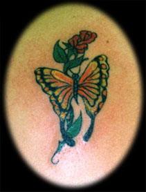 红玫瑰和帝王蝴蝶纹身图案
