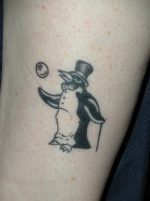 黑色企鹅和帽子泡泡纹身图案