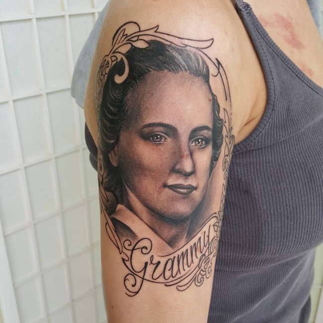 女生手臂黑灰女人肖像纹身图案