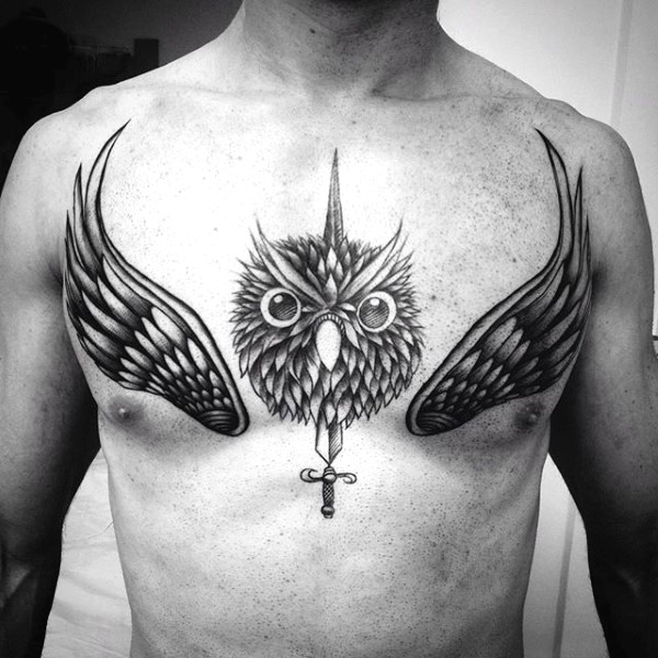 胸部黑白猫头鹰头与剑和翅膀纹身图案