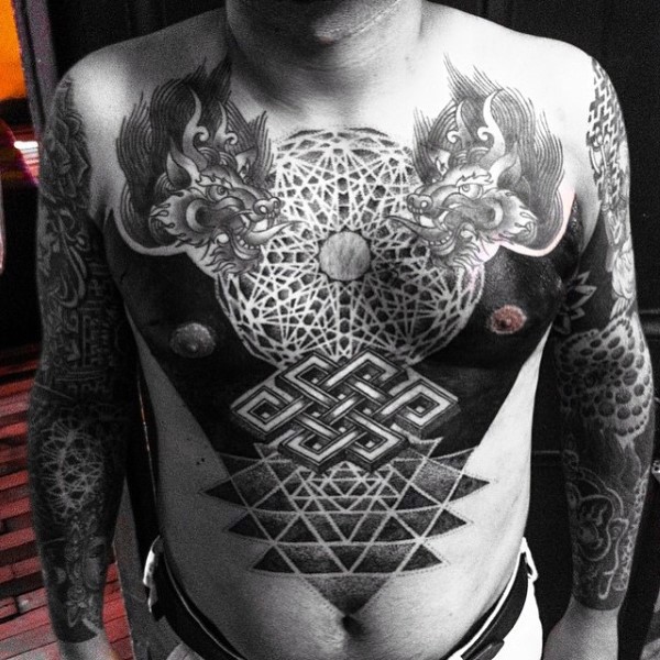 胸部华丽的黑白线条几何与龙头纹身图案