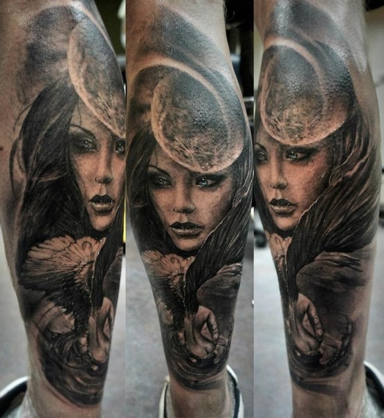 小腿黑灰风格神秘的女人与月亮纹身图案