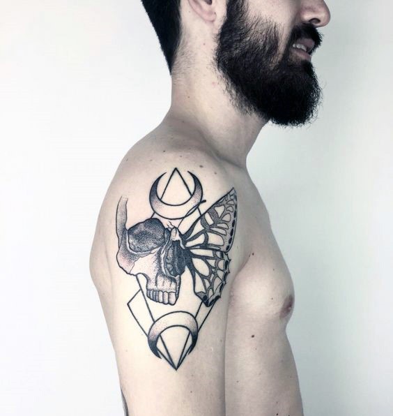肩部神秘的黑色骷髅与蝴蝶翅膀和月亮纹身图案