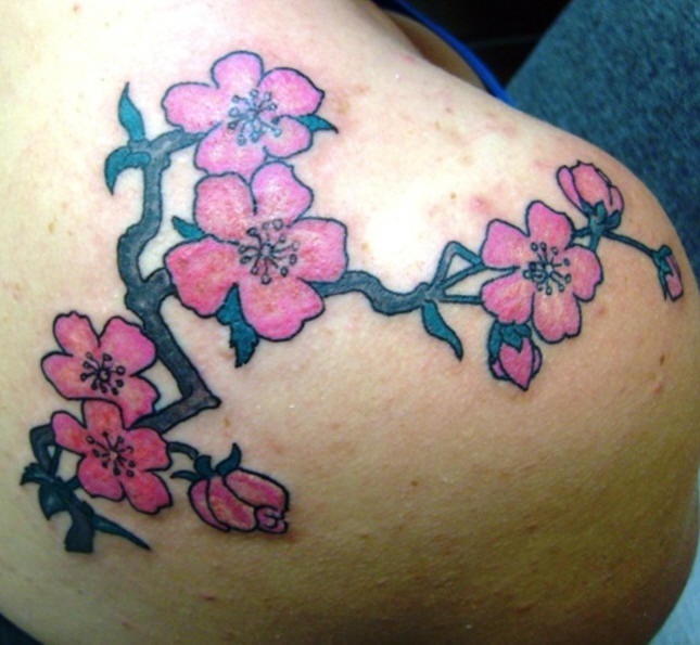 肩部漂亮的粉红色花朵与树枝纹身图案