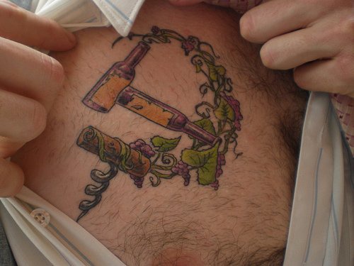 胸部葡萄藤蔓和酒瓶纹身图案