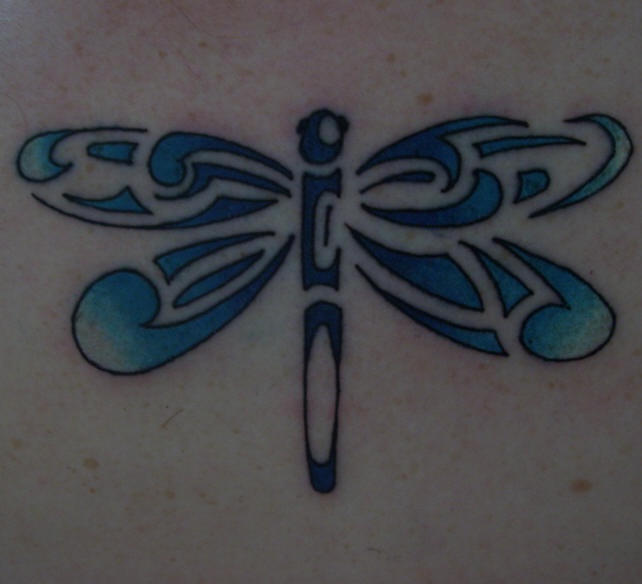 部落图腾蓝色蜻蜓纹身图案