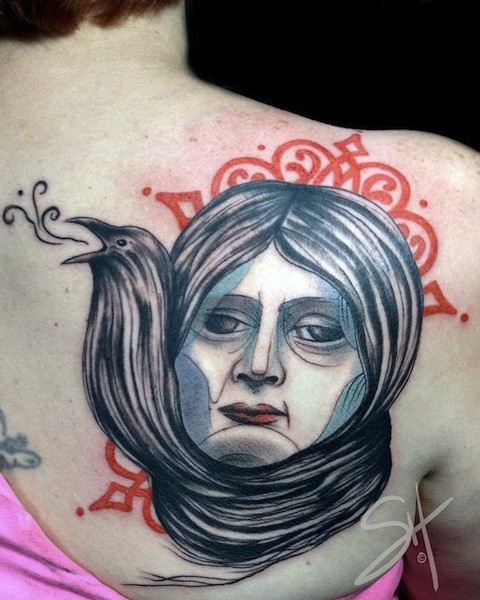 背部个性创意的女人与乌鸦纹身图案