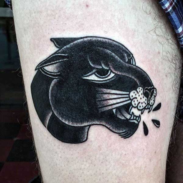 大腿黑色的豹头old school纹身图案