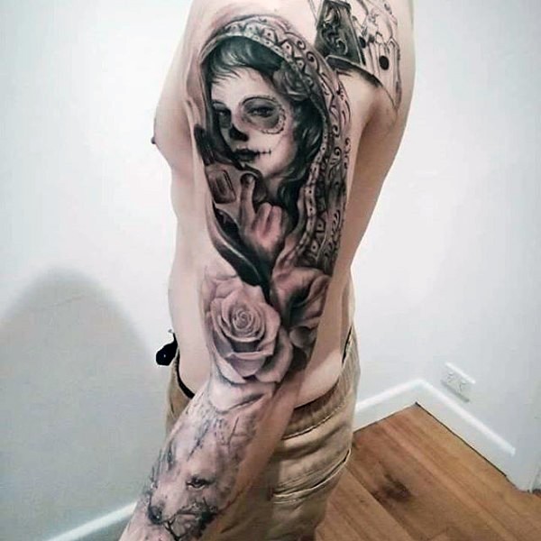 墨西哥风格黑色女子肖像与手枪玫瑰和狼纹身图案