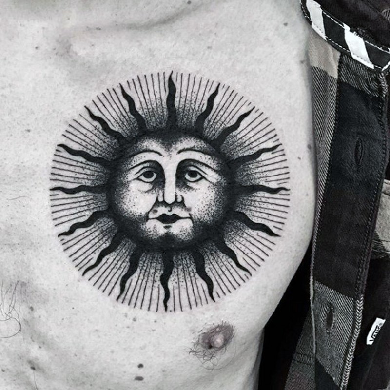 胸部部落风格黑色太阳纹身图案