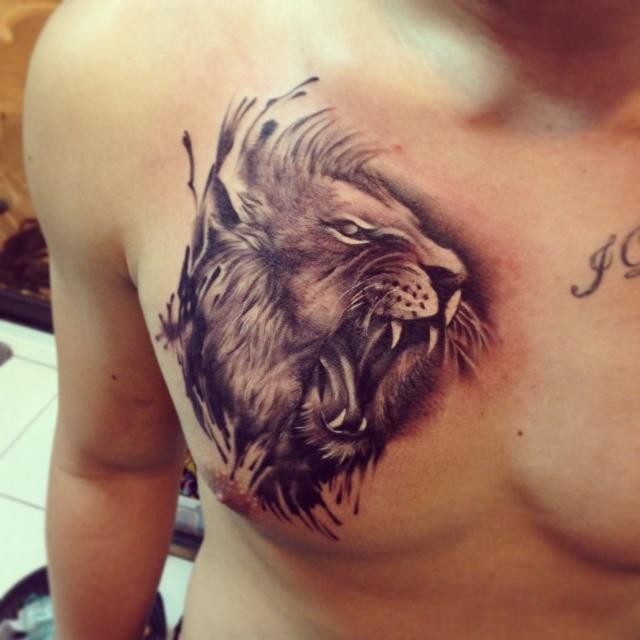 咆哮的狮子头胸部纹身图案