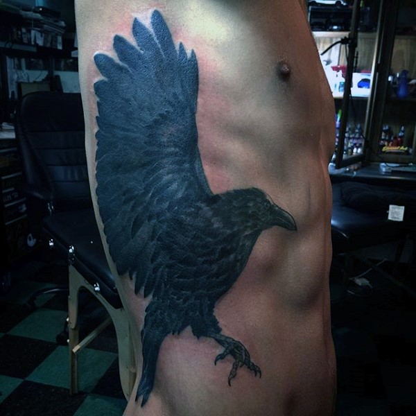 华丽的黑色飞行乌鸦侧肋纹身图案