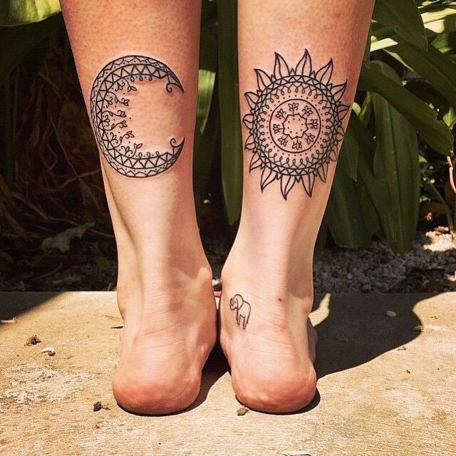 黑色线条太阳和月亮小腿纹身图案
