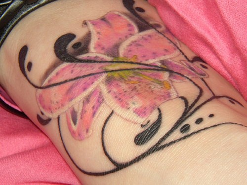 黑色藤蔓与粉色百合花纹身图案