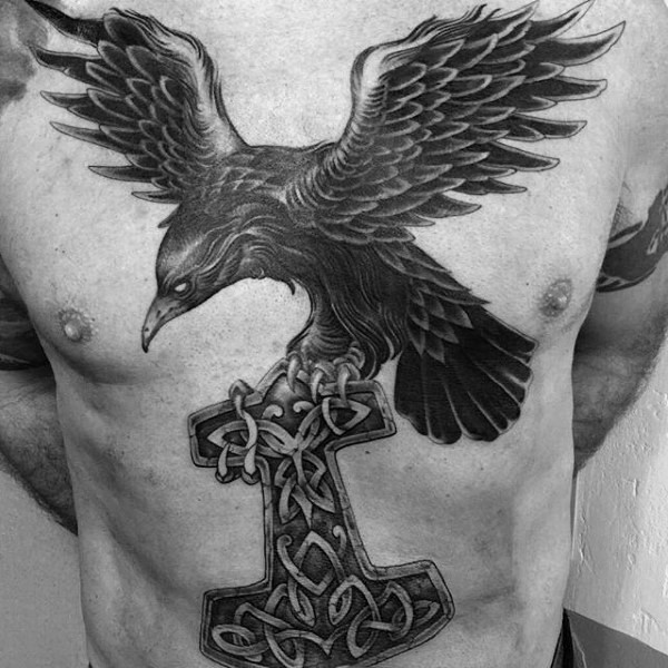 胸部华丽的黑色大乌鸦与凯尔特十字架纹身图案