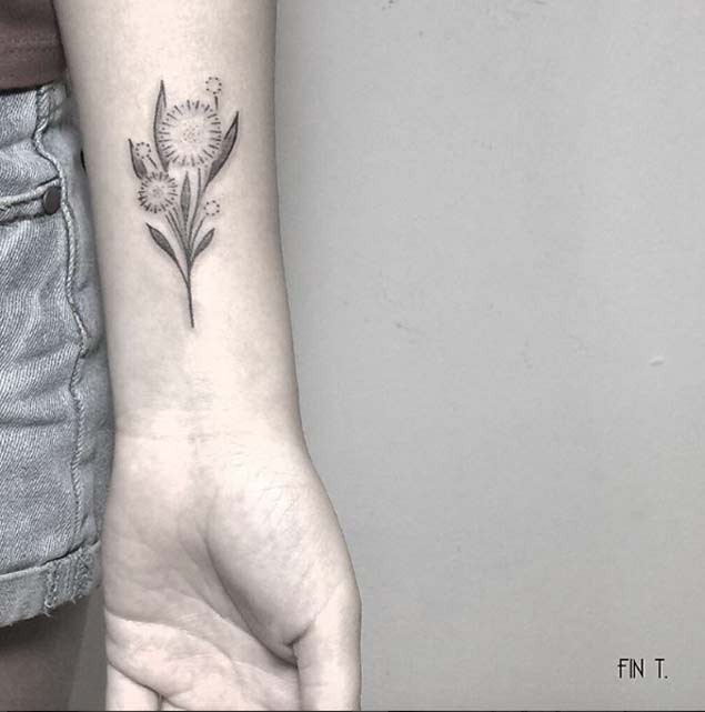 女生手腕小清新黑色的花卉纹身图案