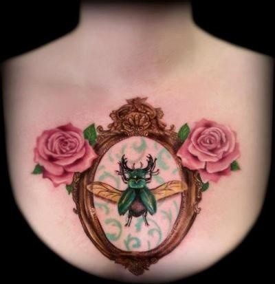 镜子上的绿甲虫和玫瑰纹身图案