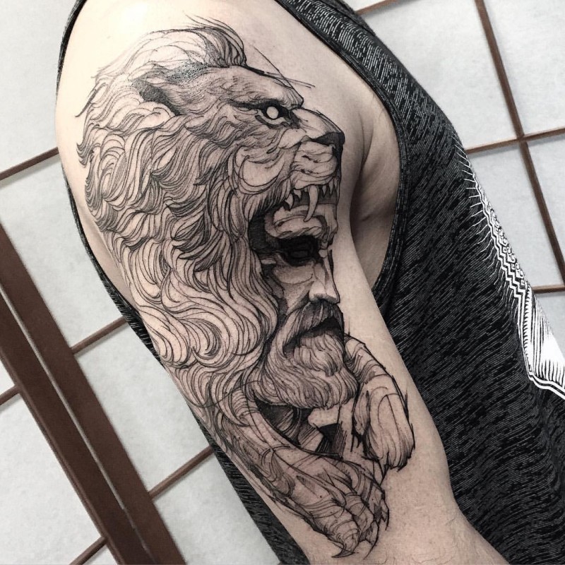 大臂素描风格黑色神秘男子与狮子头盔纹身图案